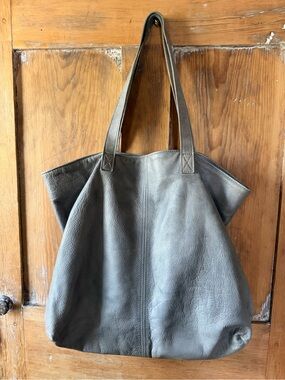 Minimalist Gray Leather Tote — Everyday Carry Shoulder Bag